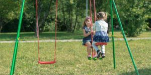 Swing do nádvoří: jak opravit zemi houpačka na příčku